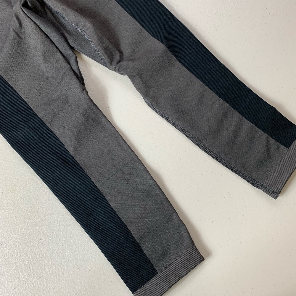 UA Heatgear Threadborne Compression Capri Leggings - Picture 5 of 7